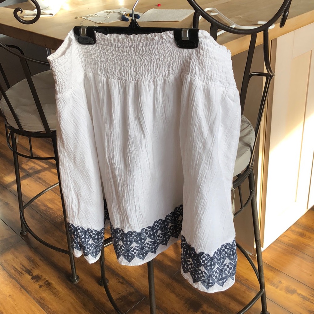 Embroidered skirt